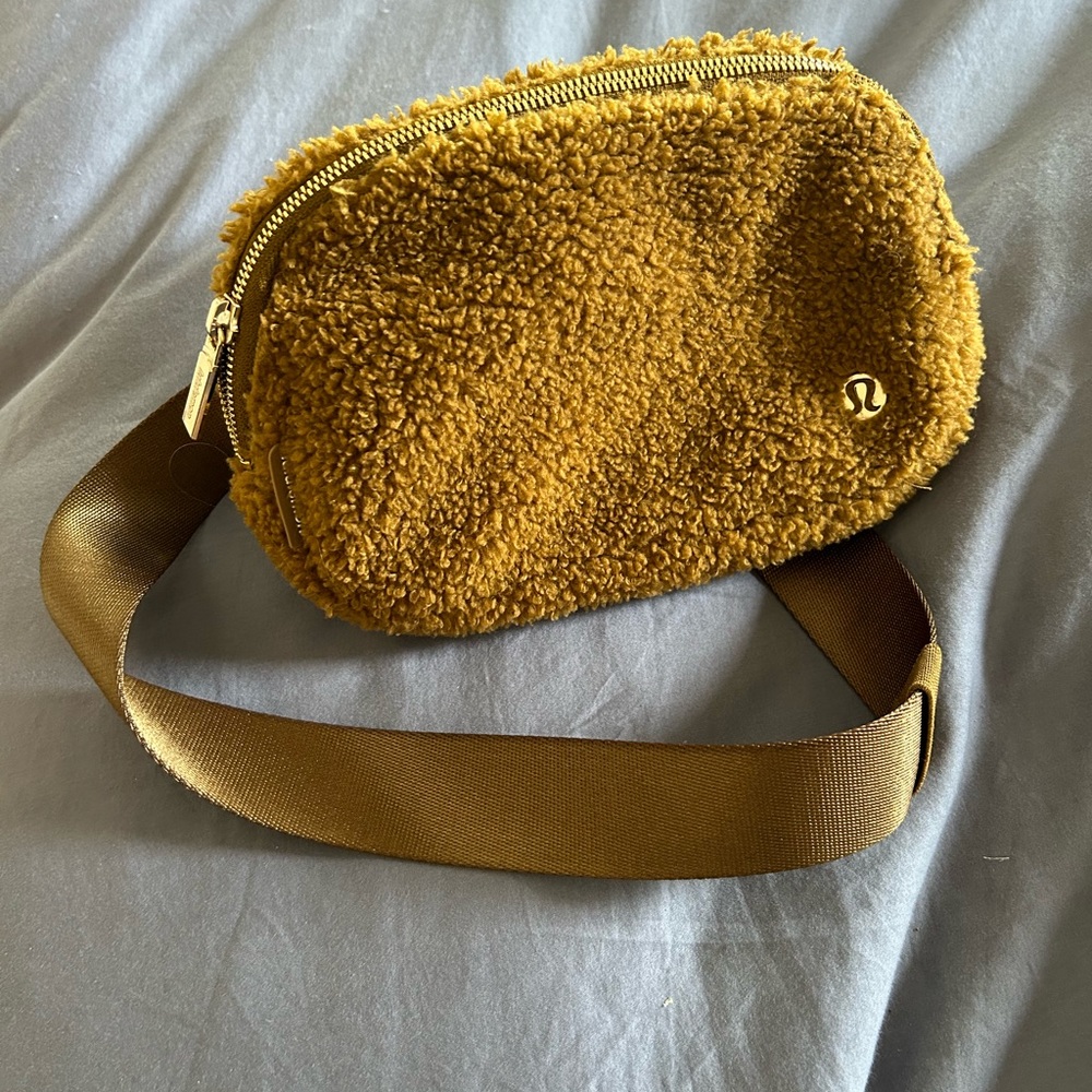 Lululemon Everywhere Fleece Belt Bag Burnt Caramel